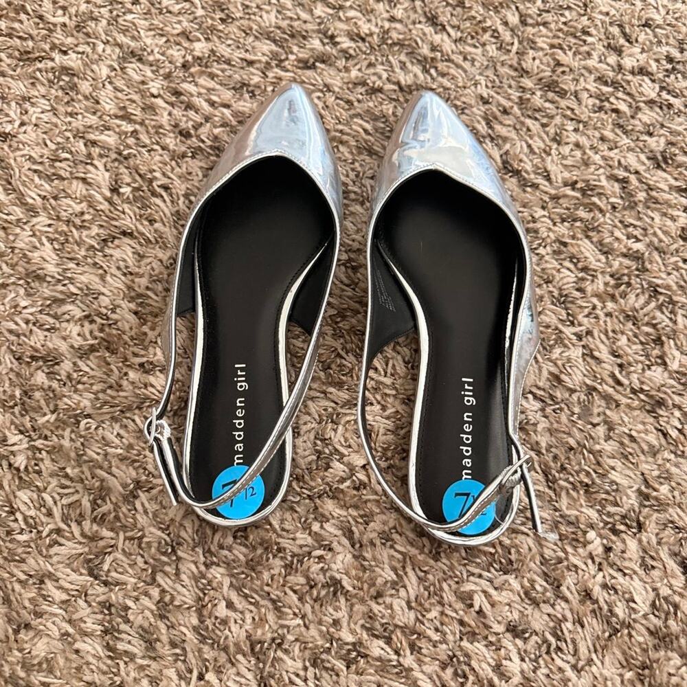 Madden Girl Metallic Flats - &.5